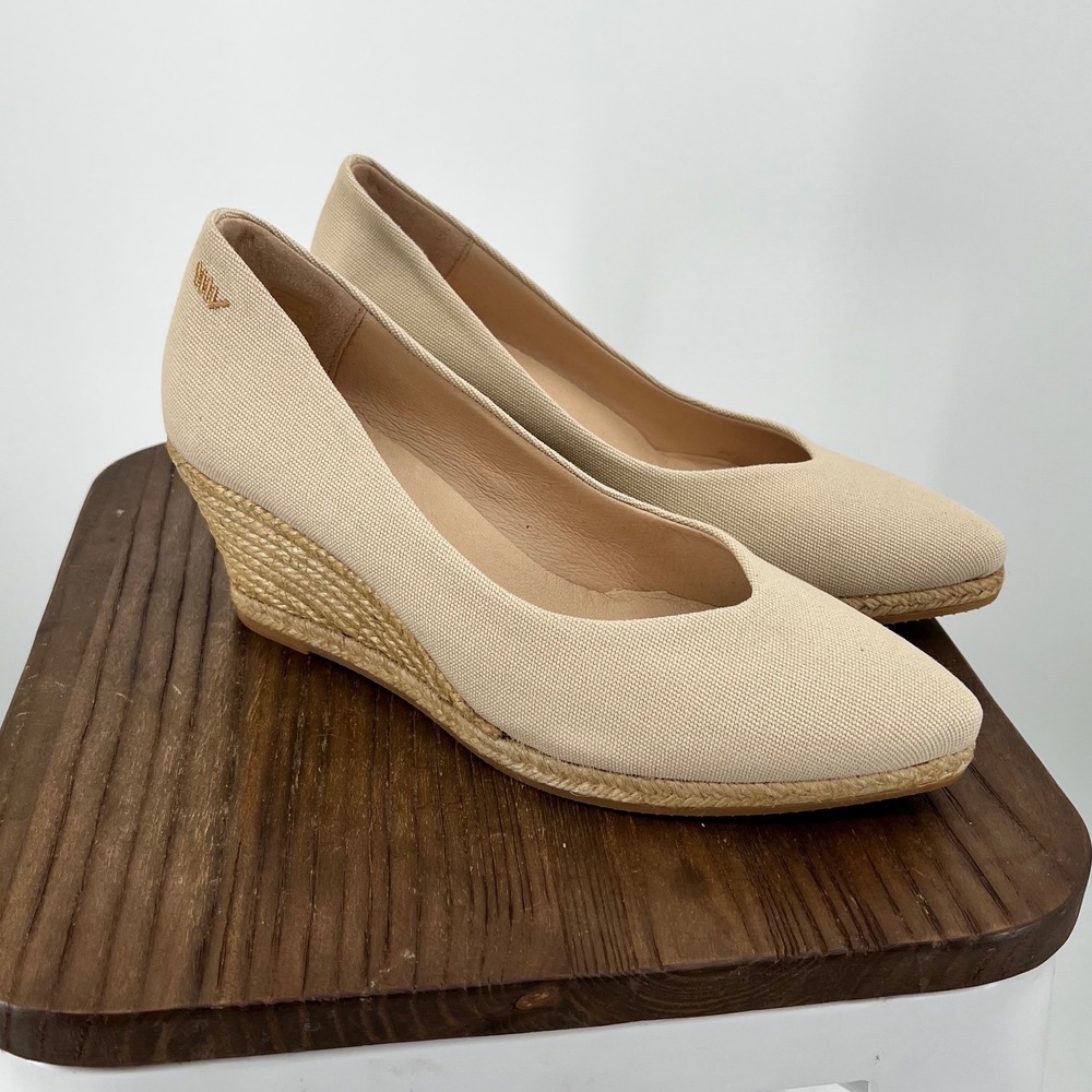 Viscata Barcelona Roses Beige Canvas Espadrille Wedges Size 40 Pointed Toe Pump